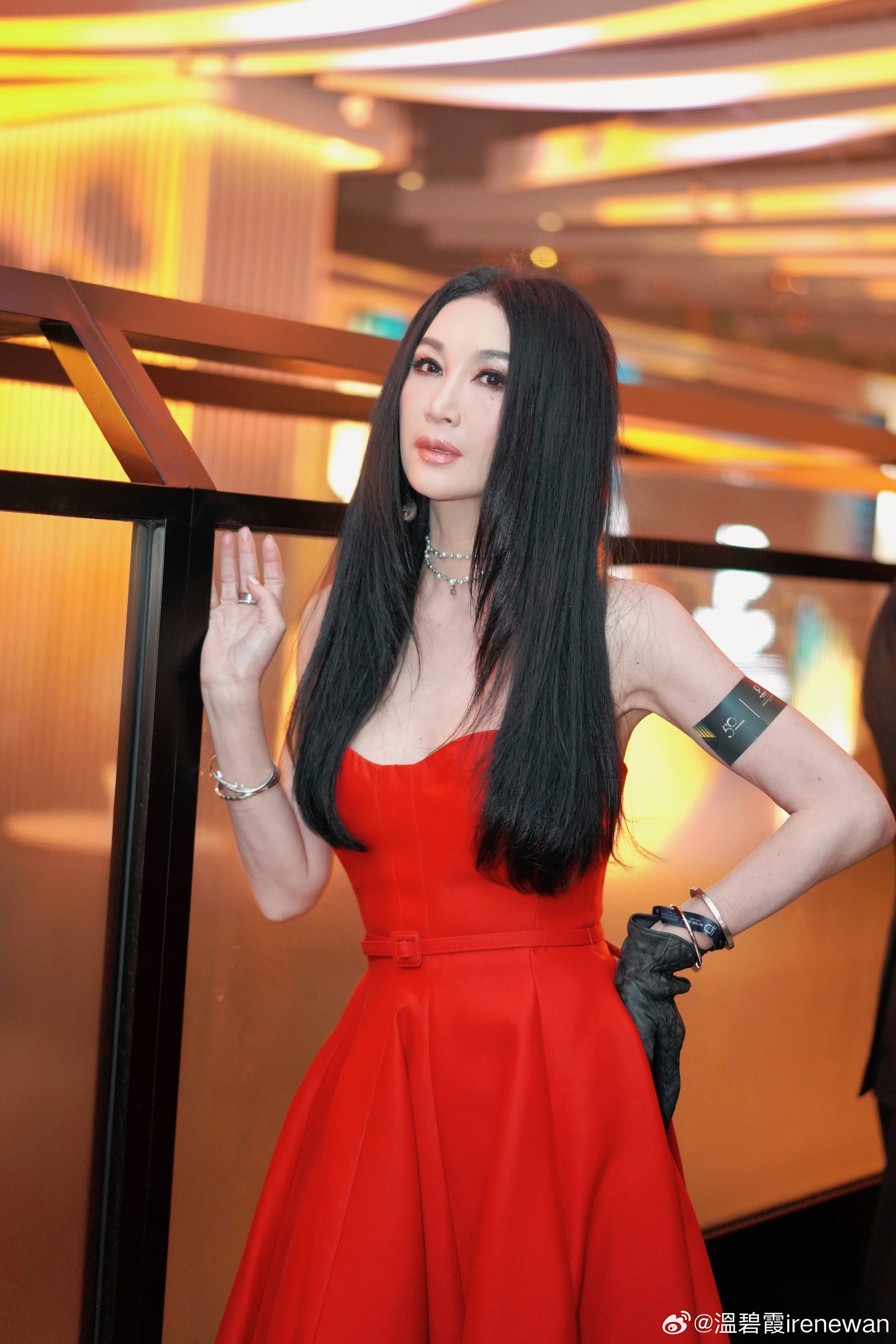 "Đát Kỷ" Ôn Bích Hà U60 vẫn chuộng váy áo khoe eo thon
