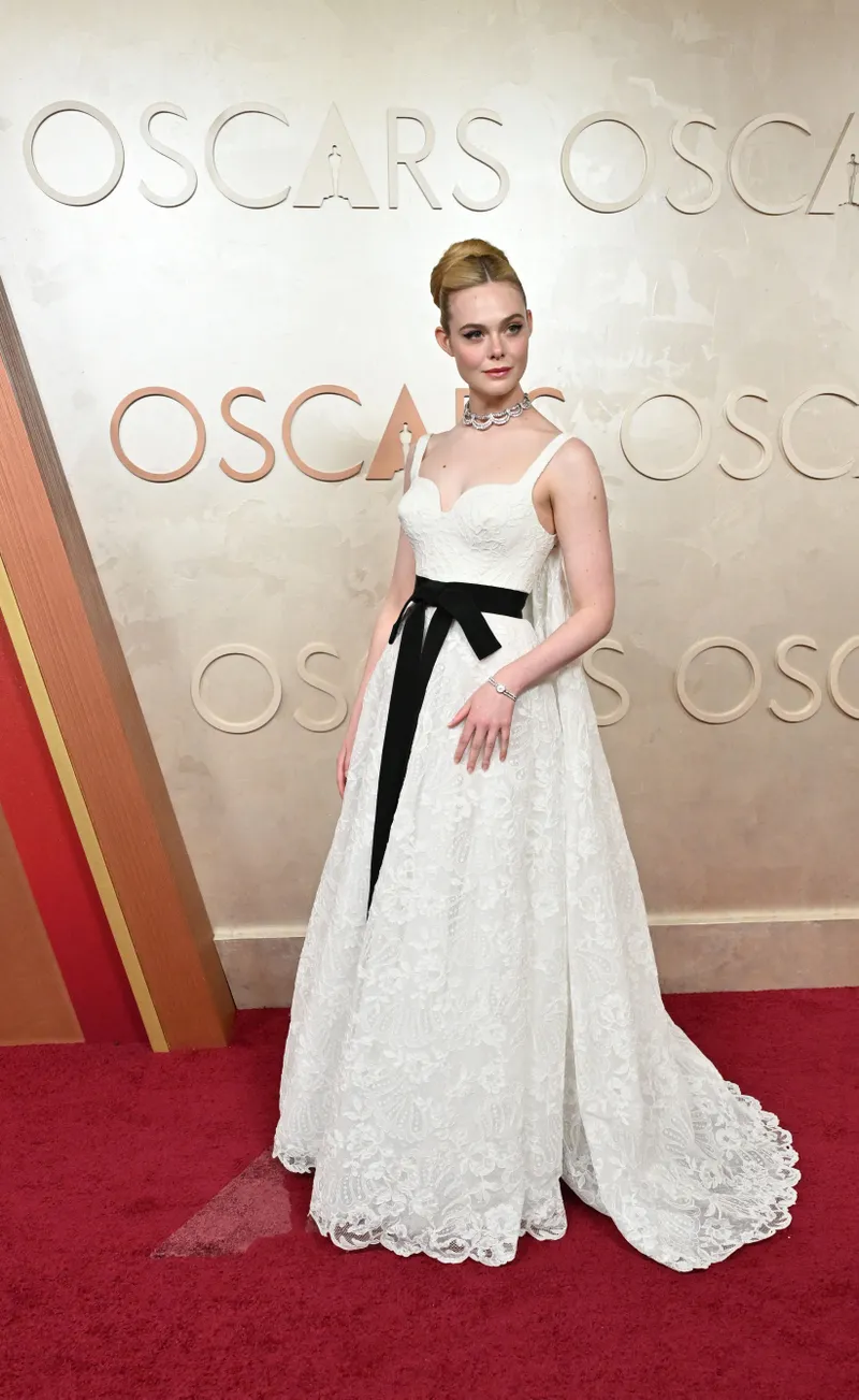 Lisa bất ngờ diện trang phục kín đáo giữa dàn mỹ nhân gợi cảm tại thảm đỏ Oscar 2025