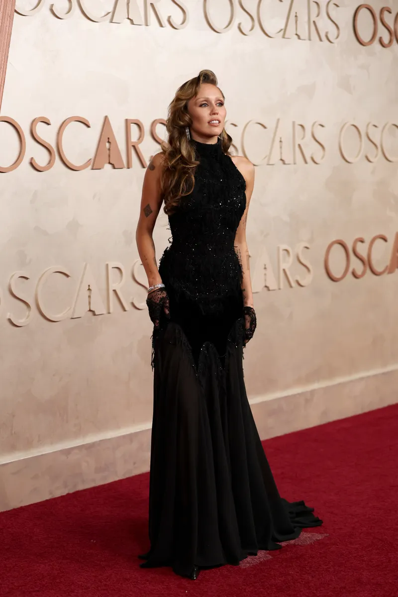 Lisa bất ngờ diện trang phục kín đáo giữa dàn mỹ nhân gợi cảm tại thảm đỏ Oscar 2025
