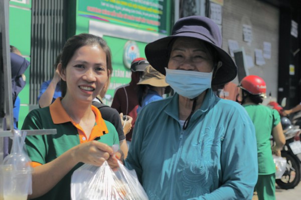 Chuyện tử tế ở TP.HCM: 'Trưa này tôi có cơm để ăn, quần áo mới'