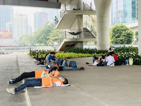 'Nhà nghỉ 0 đồng' gầm cầu Ba Son, phận người khổ cực mưu sinh ngày nắng nóng