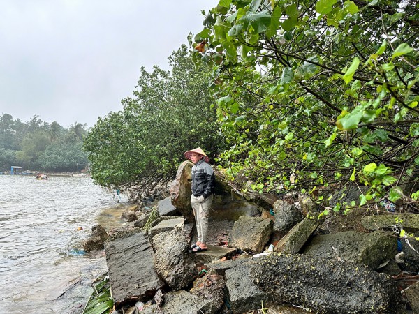 Sống bất an trước biển