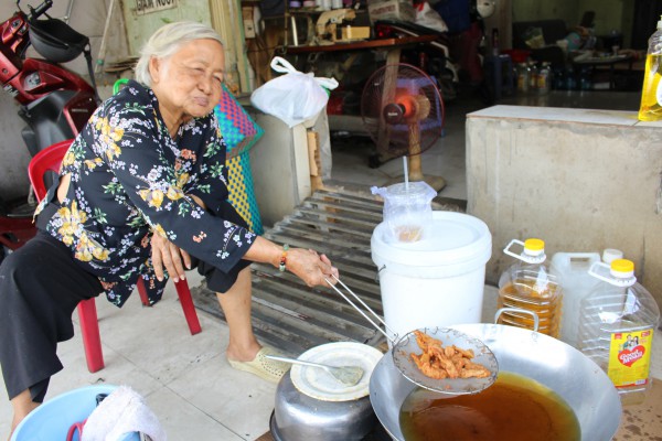 Bạc đầu mưu sinh: Những cụ bà U.80, U.90 khỏe đến lạ, 'đụng gì làm nấy'