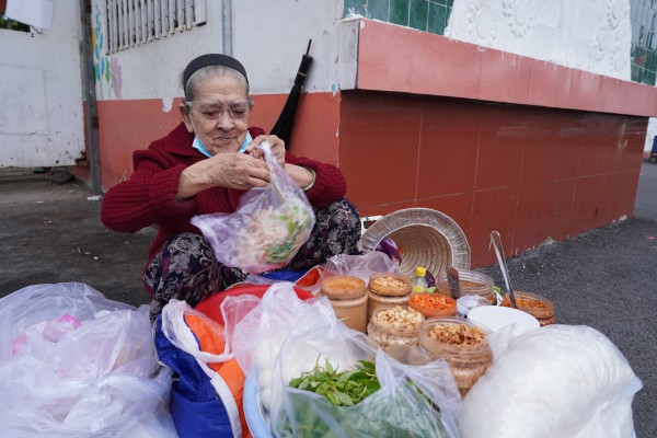 Bạc đầu mưu sinh: Những cụ bà U.80, U.90 khỏe đến lạ, 'đụng gì làm nấy'