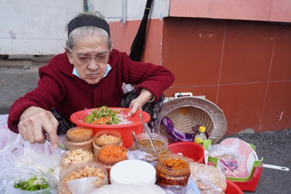 Bạc đầu mưu sinh: Những cụ bà U.80, U.90 khỏe đến lạ, 'đụng gì làm nấy'