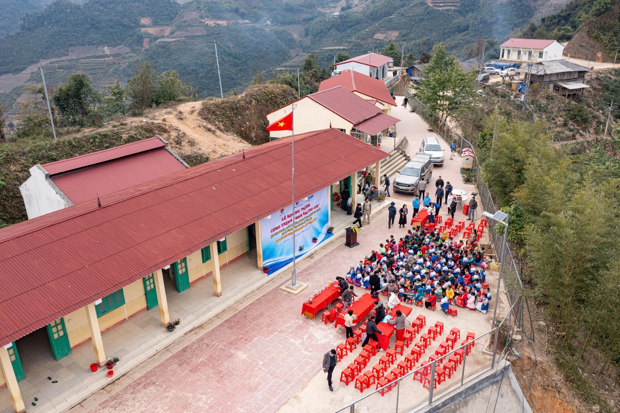 Báo Thanh Niên và Quỹ Phượng Hoàng tặng 2 nhà ăn cho học sinh ở Cao Bằng