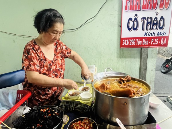 Chợ 200 Xóm Chiếu, thiên đường ẩm thực bình dân ở TP.HCM