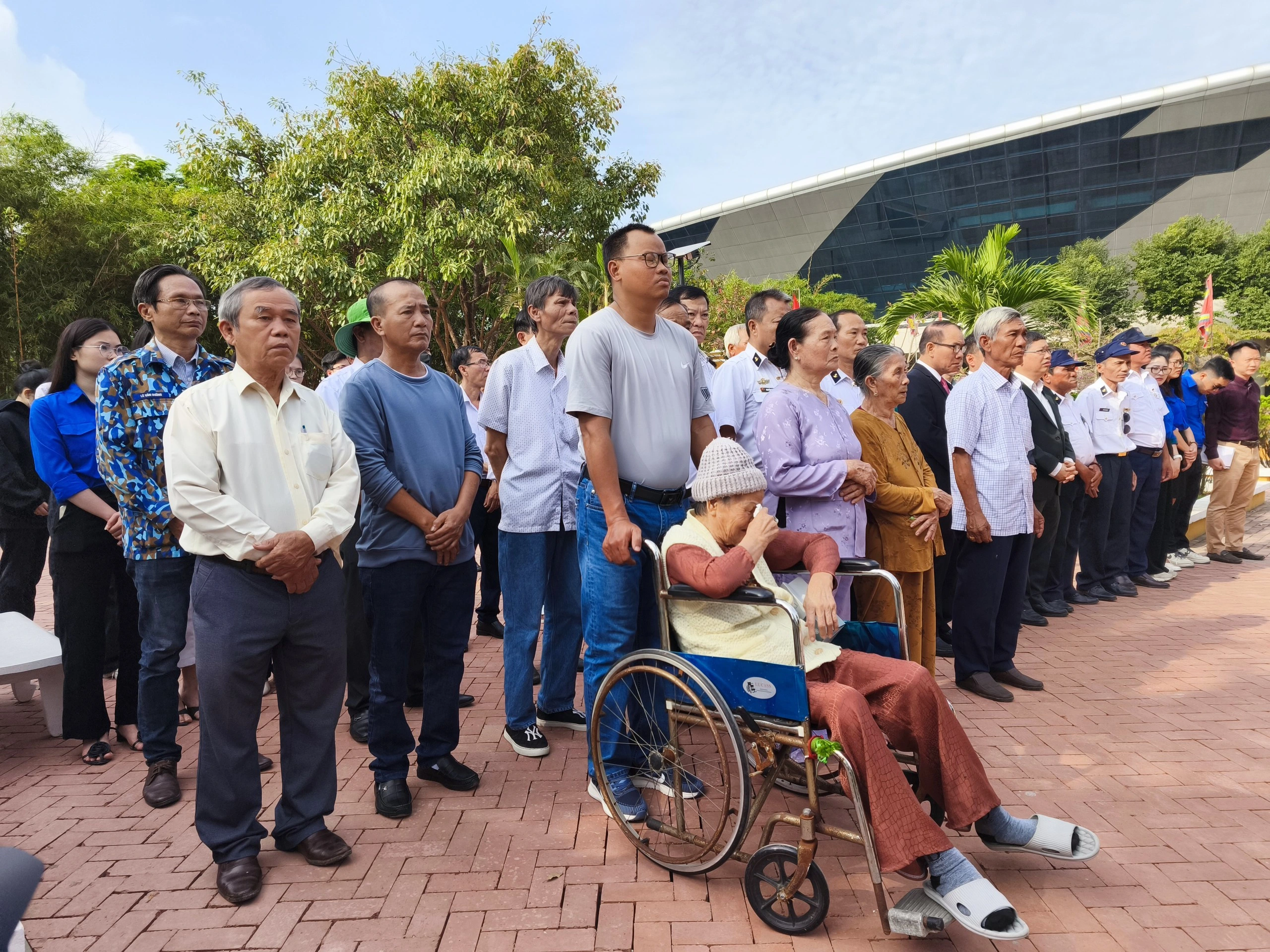 Người mẹ Gạc Ma: Bật khóc khi thấy tên con trên bia tưởng niệm