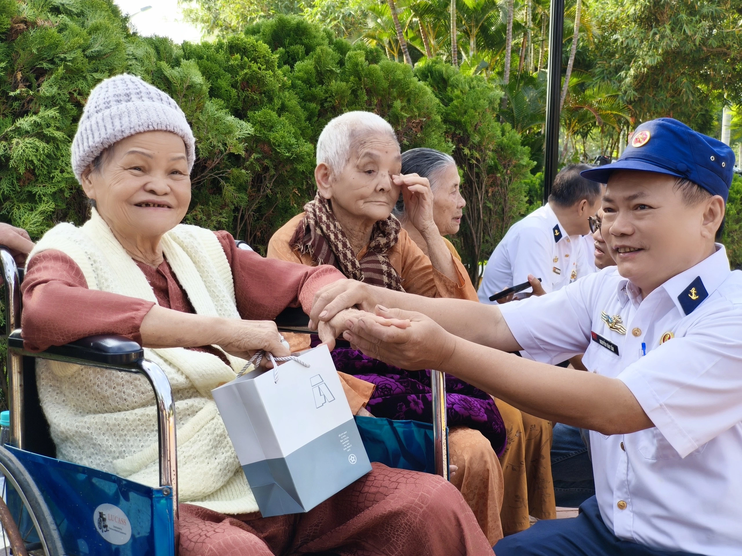 Người mẹ Gạc Ma: Bật khóc khi thấy tên con trên bia tưởng niệm