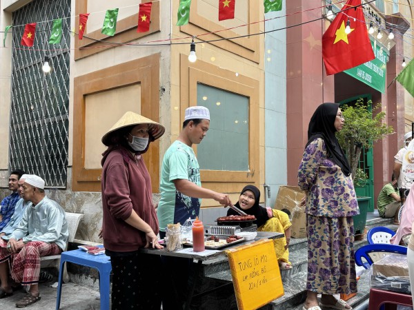 Sống ở TP.HCM: Chợ Ramadan đông người Hồi giáo chỉ diễn ra 1 tháng trong năm