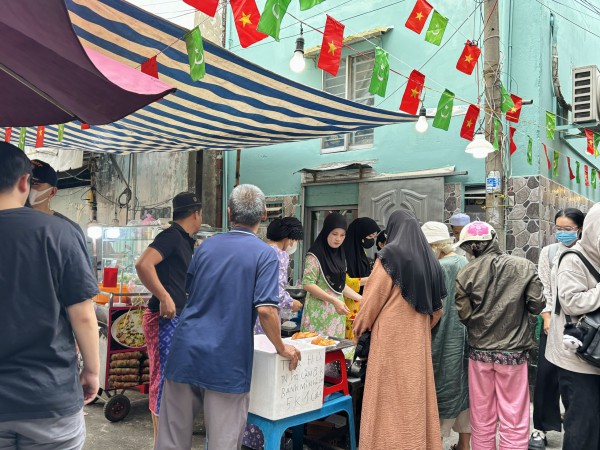 Sống ở TP.HCM: Chợ Ramadan đông người Hồi giáo chỉ diễn ra 1 tháng trong năm