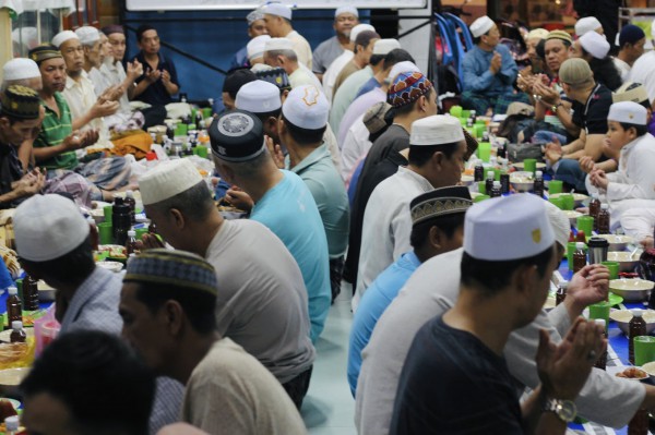 Sống ở TP.HCM: Chợ Ramadan đông người Hồi giáo chỉ diễn ra 1 tháng trong năm