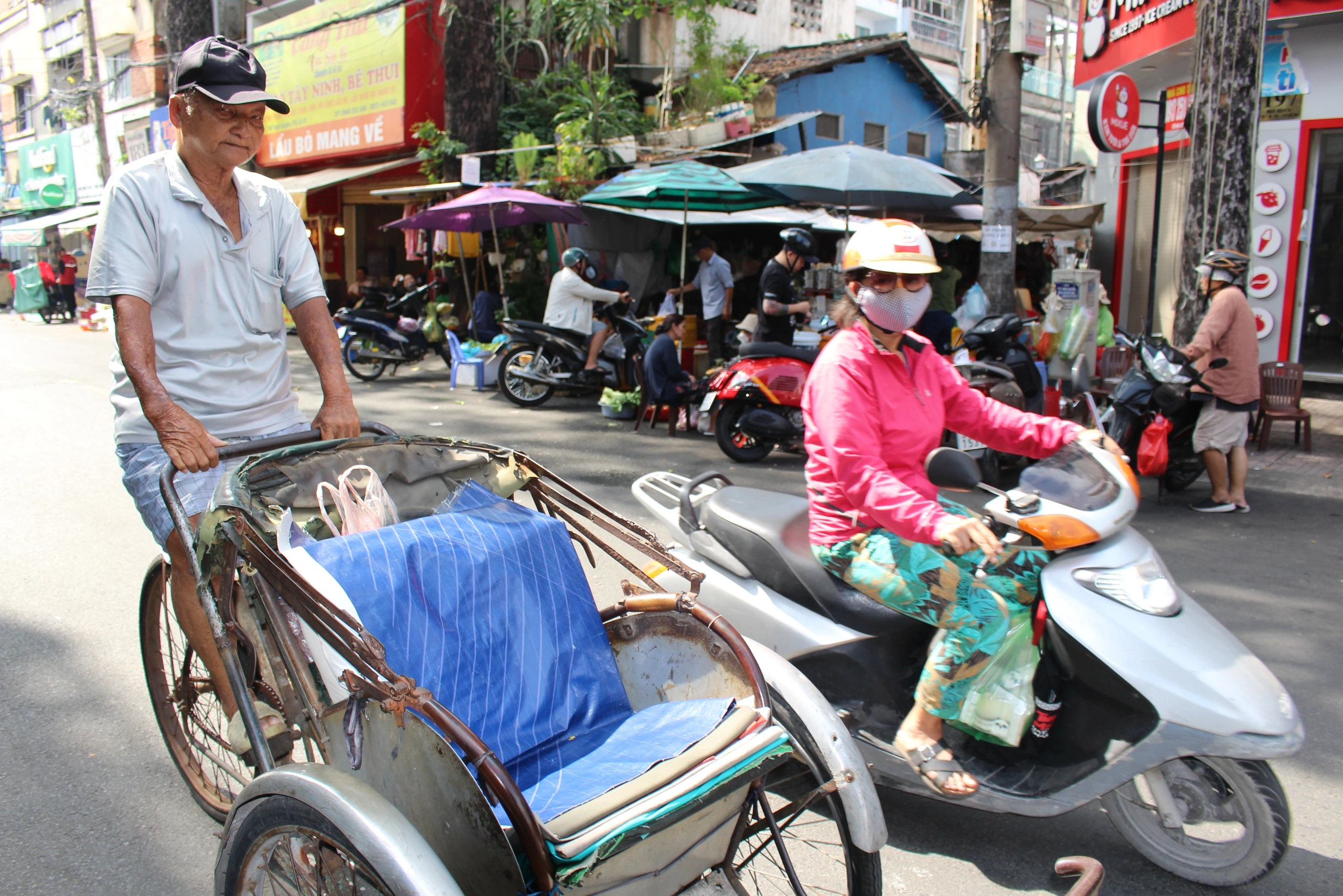 Tuổi già mưu sinh: Thương 'bác tài' cao tuổi khắc khoải cuốc xe nhọc nhằn