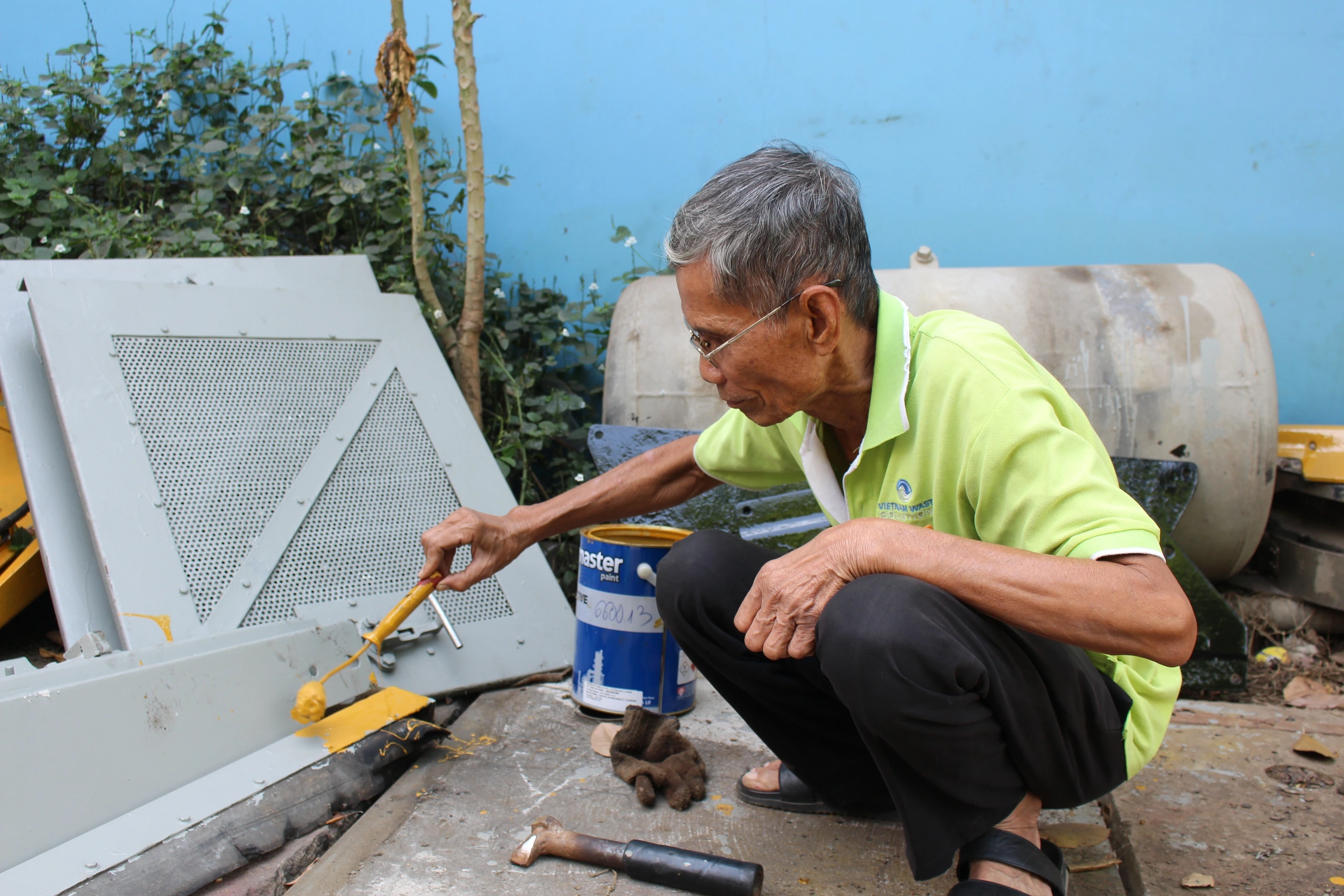 Tuổi già mưu sinh: Những 'cụ thợ' U.70 vẫn miệt mài trong công xưởng