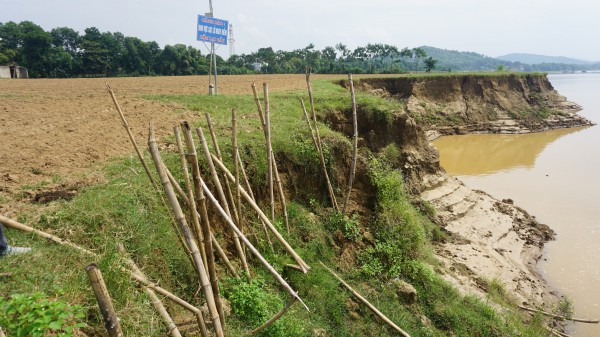 Mỏ cát chồng lên dự án kè chống sạt lở bờ sông Mã