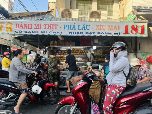 Chợ 200 Xóm Chiếu, thiên đường ẩm thực bình dân ở TP.HCM