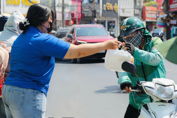 Chuyện tử tế ở TP.HCM: 'Trưa này tôi có cơm để ăn, quần áo mới'