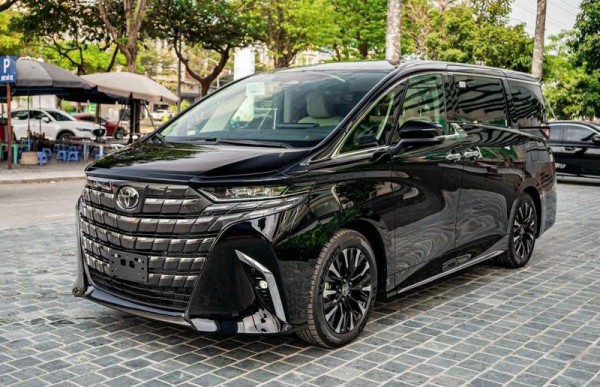 Toyota triệu hồi loạt xe MPV Alphard để sửa lỗi trên ốp nắp ca-pô