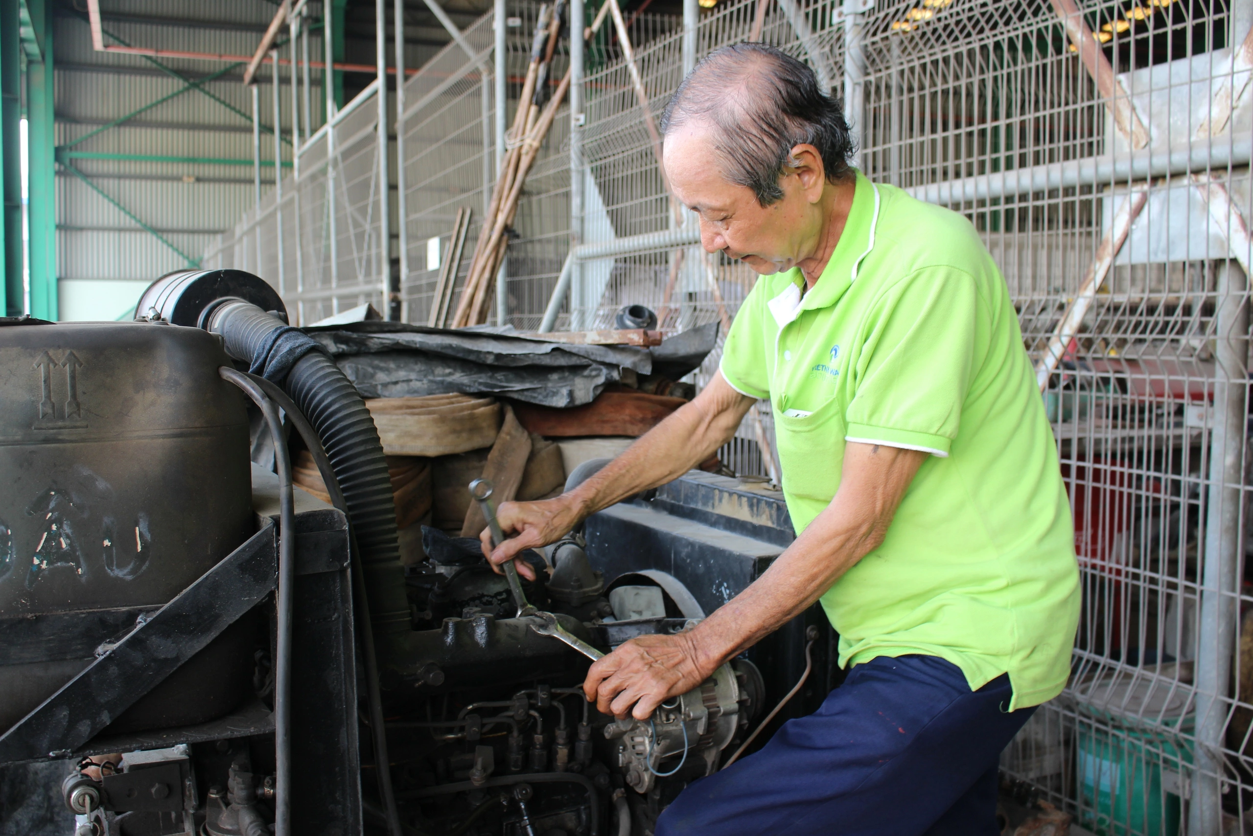 Tuổi già mưu sinh: Những 'cụ thợ' U.70 vẫn miệt mài trong công xưởng