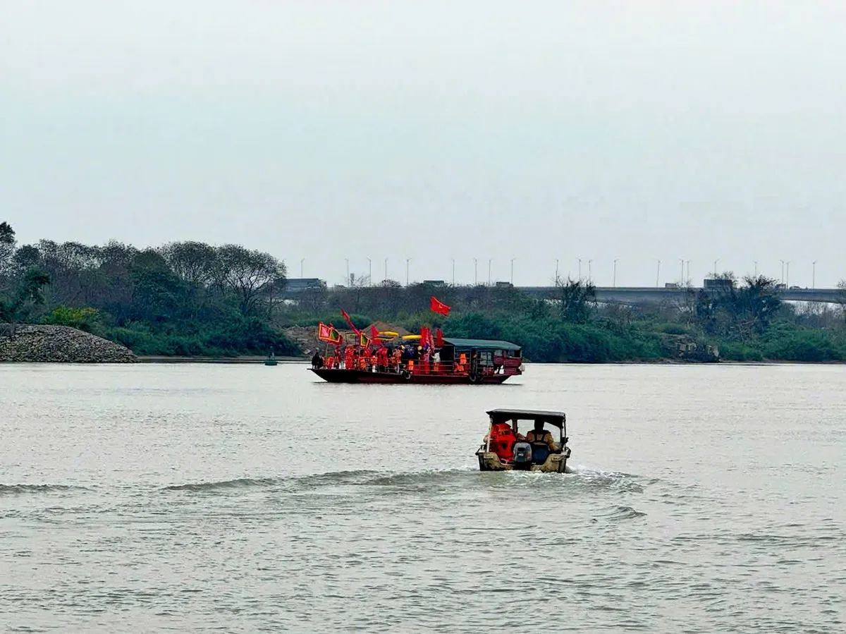 Hà Nội: Tăng cường bảo đảm an toàn các lễ hội đầu năm trên sông Hồng, sông Đuống - Ảnh 1.