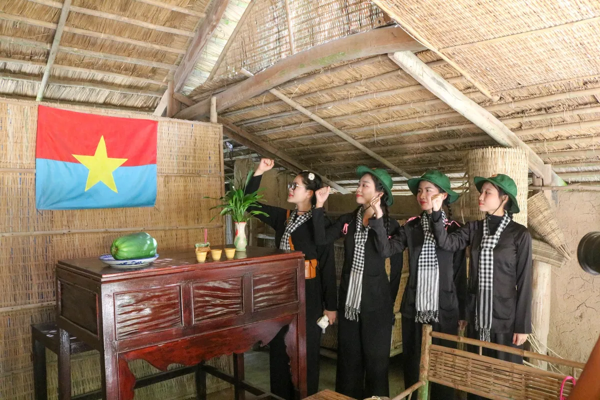 Địa đạo Củ Chi: Nơi lịch sử sống lại với những trải nghiệm hấp dẫn - Ảnh 2. Địa đạo Củ Chi: Nơi lịch sử sống lại với những trải nghiệm hấp dẫn - Ảnh 2.