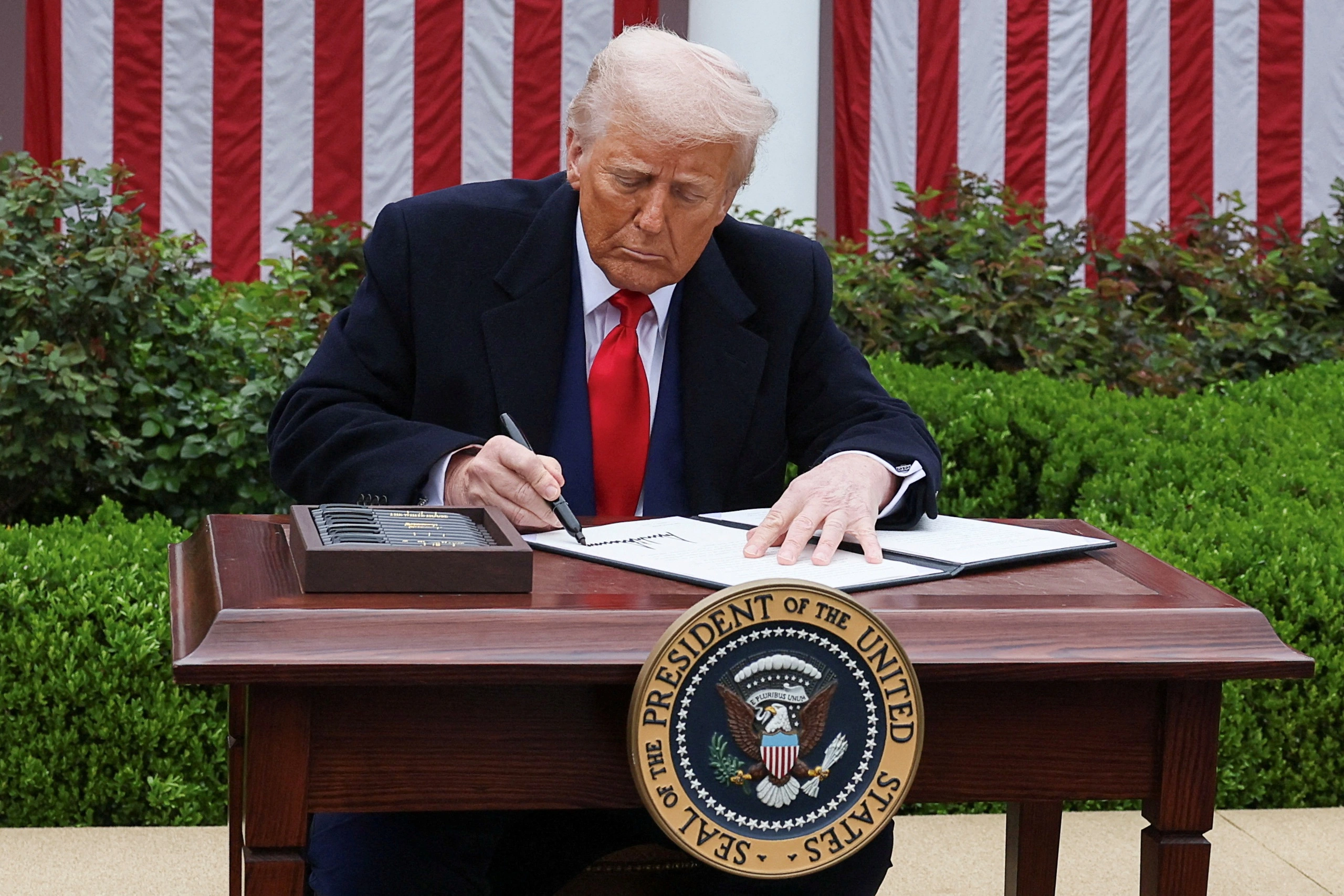 Ông Trump chính thức ký lệnh đánh thuế lên toàn cầu Ông Trump chính thức ký lệnh đánh thuế lên toàn cầu