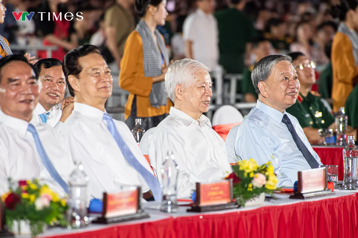 Choáng ngợp, đầy cảm xúc với chương trình nghệ thuật Đất nước trọn niềm vui - Ảnh 3. Choáng ngợp, đầy cảm xúc với chương trình nghệ thuật Đất nước trọn niềm vui - Ảnh 3.