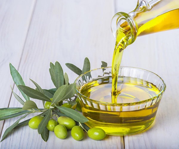Trộn muối, mật ong vào sữa rửa mặt giúp da láng bóng