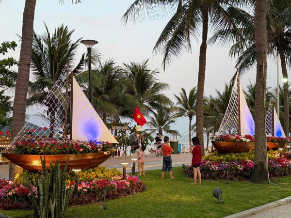 Đường ven biển hóa đường hoa, người người nô nức check-in