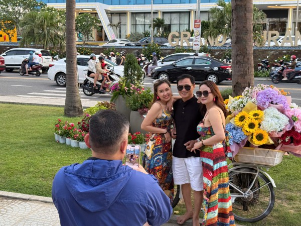 Đường ven biển hóa đường hoa, người người nô nức check-in