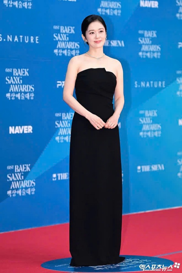 Song Hye Kyo trẻ trung với tóc ngắn, Suzy, IU mặc gợi cảm trên thảm đỏ Song Hye Kyo trẻ trung với tóc ngắn, Suzy, IU mặc gợi cảm trên thảm đỏ