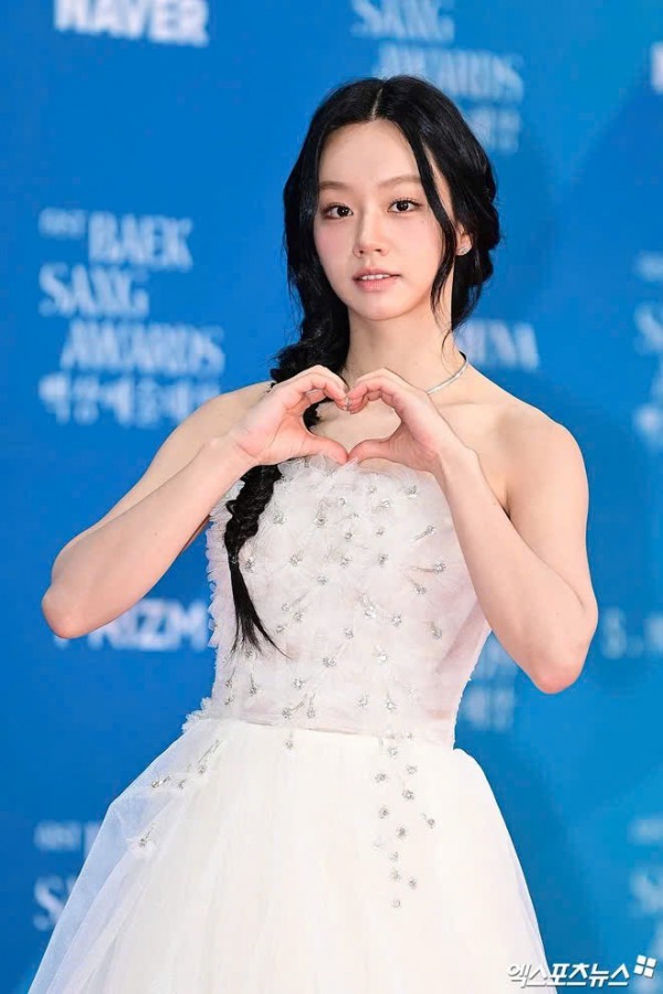 Song Hye Kyo trẻ trung với tóc ngắn, Suzy, IU mặc gợi cảm trên thảm đỏ Song Hye Kyo trẻ trung với tóc ngắn, Suzy, IU mặc gợi cảm trên thảm đỏ