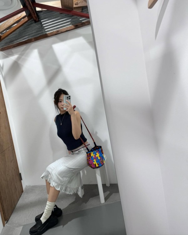Những lối phối áo tank top trẻ trung, năng động cho chị em vào ngày hè Những lối phối áo tank top trẻ trung, năng động cho chị em vào ngày hè
