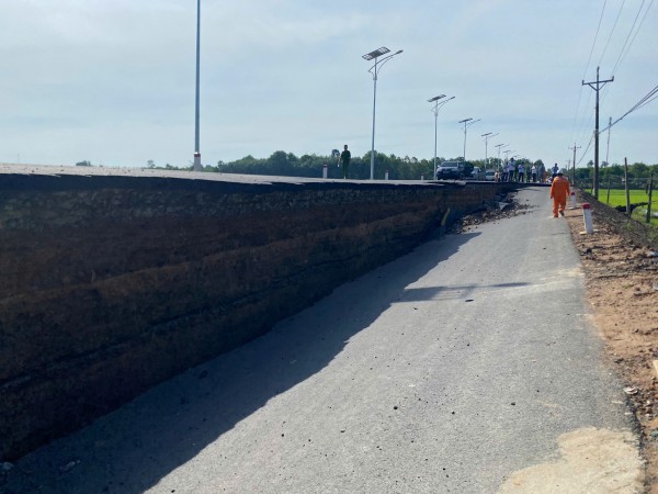 Tây Ninh: Cầu vừa khánh thành hơn 2 tuần đã sụt lún khiến ô tô, xe máy rơi xuống hố