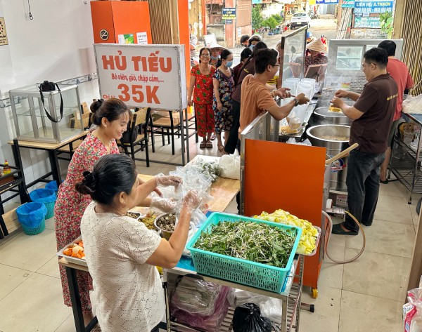 Nhận cơm chay miễn phí ở TP.HCM dịp lễ Phật đản: 'Thấy ấm lòng lắm' Nhận cơm chay miễn phí ở TP.HCM dịp lễ Phật đản: 'Thấy ấm lòng lắm'