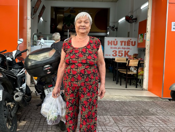 Nhận cơm chay miễn phí ở TP.HCM dịp lễ Phật đản: 'Thấy ấm lòng lắm' Nhận cơm chay miễn phí ở TP.HCM dịp lễ Phật đản: 'Thấy ấm lòng lắm'