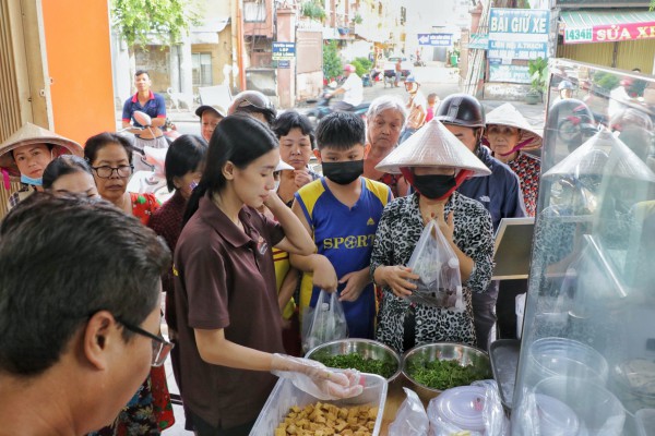 Nhận cơm chay miễn phí ở TP.HCM dịp lễ Phật đản: 'Thấy ấm lòng lắm' Nhận cơm chay miễn phí ở TP.HCM dịp lễ Phật đản: 'Thấy ấm lòng lắm'