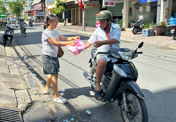 Nhận cơm chay miễn phí ở TP.HCM dịp lễ Phật đản: 'Thấy ấm lòng lắm' Nhận cơm chay miễn phí ở TP.HCM dịp lễ Phật đản: 'Thấy ấm lòng lắm'