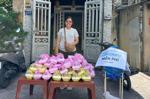 Nhận cơm chay miễn phí ở TP.HCM dịp lễ Phật đản: 'Thấy ấm lòng lắm' Nhận cơm chay miễn phí ở TP.HCM dịp lễ Phật đản: 'Thấy ấm lòng lắm'