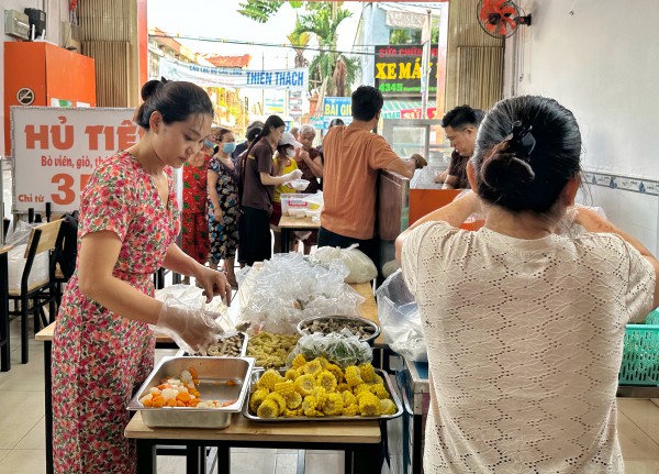 Nhận cơm chay miễn phí ở TP.HCM dịp lễ Phật đản: 'Thấy ấm lòng lắm' Nhận cơm chay miễn phí ở TP.HCM dịp lễ Phật đản: 'Thấy ấm lòng lắm'