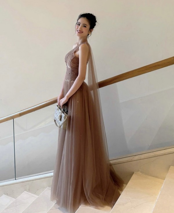 Thời trang đa sắc màu của hoa hậu Ý Nhi tại Thời trang đa sắc màu của hoa hậu Ý Nhi tại