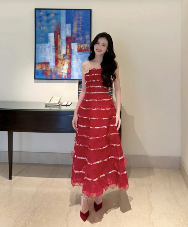Thời trang đa sắc màu của hoa hậu Ý Nhi tại Thời trang đa sắc màu của hoa hậu Ý Nhi tại