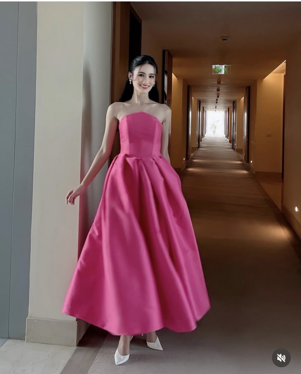Thời trang đa sắc màu của hoa hậu Ý Nhi tại Thời trang đa sắc màu của hoa hậu Ý Nhi tại