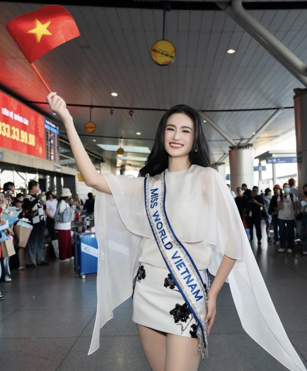 Thời trang đa sắc màu của hoa hậu Ý Nhi tại Thời trang đa sắc màu của hoa hậu Ý Nhi tại