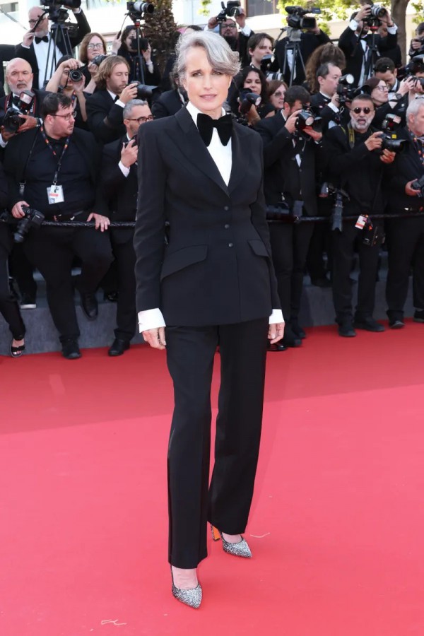 Chompoo Araya, Kim Go Eun nổi bật tại thảm đỏ ngày 2 LHP Cannes 2025 Chompoo Araya, Kim Go Eun nổi bật tại thảm đỏ ngày 2 LHP Cannes 2025