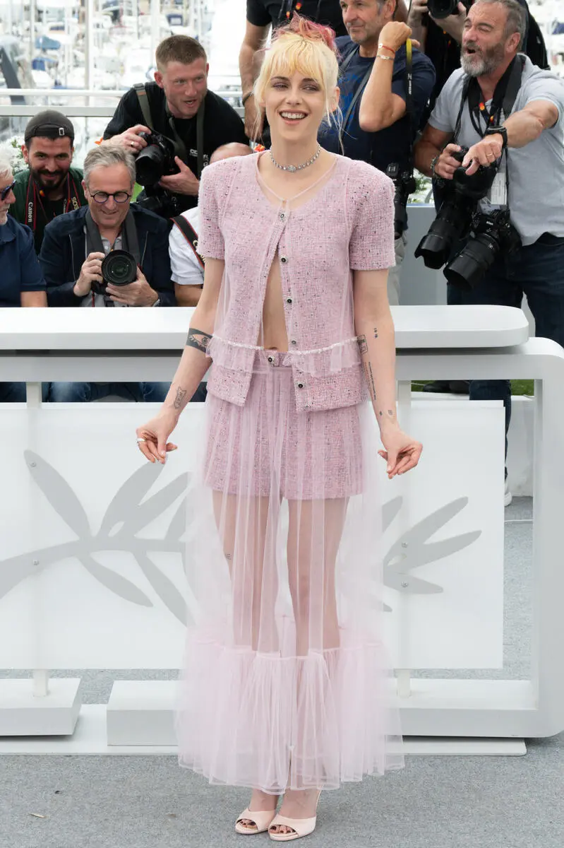 Angelina Jolie "chiếm sóng" tại thảm đỏ LHP Cannes sau 14 năm trở lại Angelina Jolie "chiếm sóng" tại thảm đỏ LHP Cannes sau 14 năm trở lại