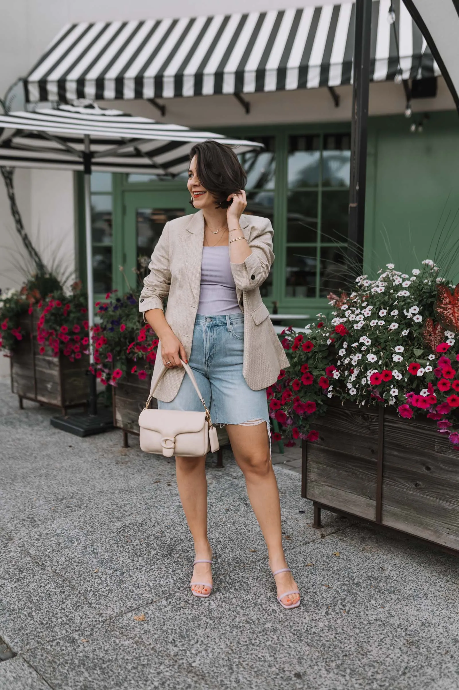 Bí quyết diện quần short denim mùa hè giúp "hack dáng" Bí quyết diện quần short denim mùa hè giúp "hack dáng"