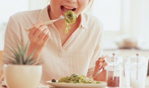 Những thói quen xấu khiến khuôn mặt bị mất cân đối