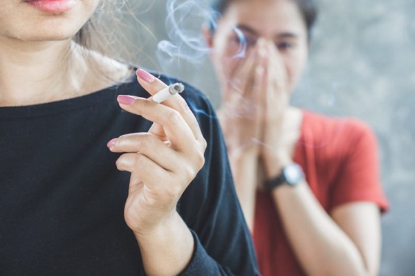 Những thói quen xấu khiến khuôn mặt bị mất cân đối
