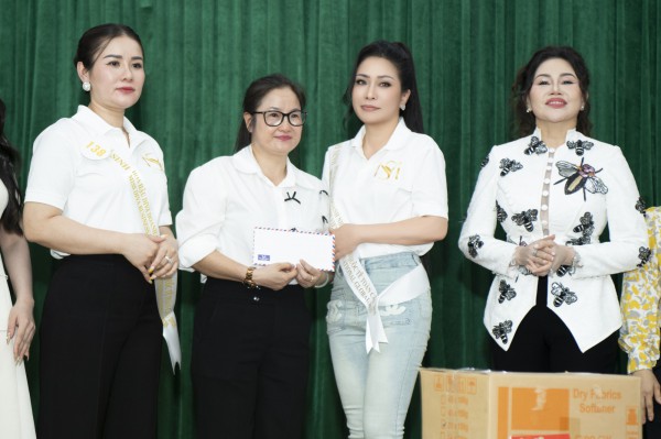 Trang phục giản dị khi làm từ thiện của hoa hậu Nhân ái Hằng Nguyễn Trang phục giản dị khi làm từ thiện của hoa hậu Nhân ái Hằng Nguyễn